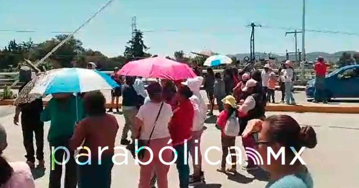 Bloquean pobladores puente vehicular que conecta a La Resurrección