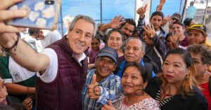 Entabla Pepe Chedraui diálogo con vecinos de Xochimehuacan