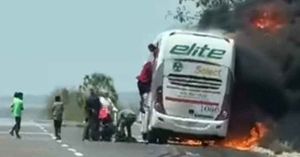 Mueren cuatro personas en choque e incendio de autobús en Sinaloa
