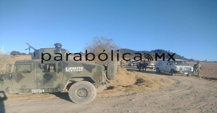 Abandonan dos cuerpos en un vehículo en Cañada Morelos