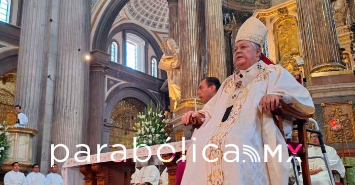 Reaparece el arzobispo Víctor Sánchez tras una operación