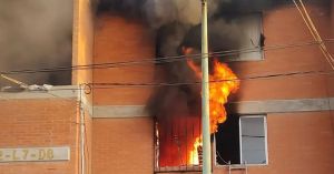 Muere mujer y hay 14 heridos por incendio en departamento de Edomex