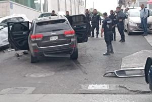 Derriba conductor lámpara y choca con otros vehículos en Zavaleta