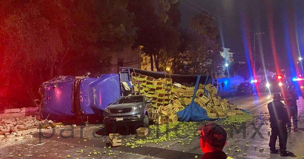 Choca camión de tomates en Calzada Zaragoza; hay dos lesionados