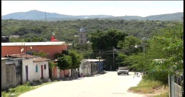 Abandonan camioneta con dos ejecutados en Huehuetlán El Chico