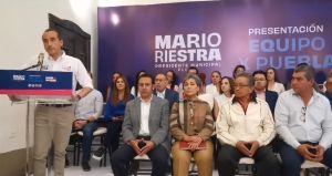 Presenta Mario Riestra a su planilla por la capital