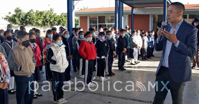 Entregan autoridades de San Andr&eacute;s Cholula un Aula de Medios