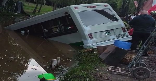 Cae microbús a canal en Xochimilco con pasajeros; hay 4 heridos