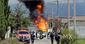 Colapsan 2 casas y se quema una retro excavadora por explosión en Amozoc 