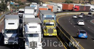 Deja Puebla la caravana migrante; ocasiona caos vial en la autopista