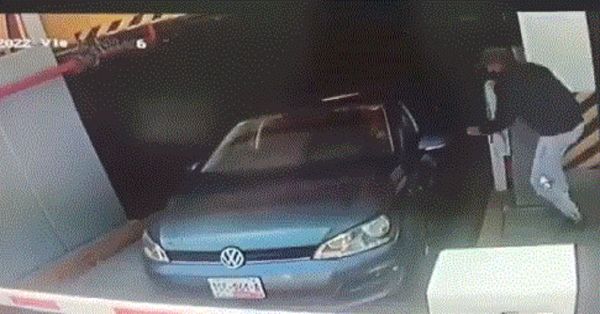 Asaltan a conductor en estacionamiento de Walmart Vía San Ángel