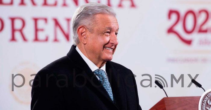 Felicita AMLO a Sheinbaum por su boda y pone en duda su asistencia a la ceremonia