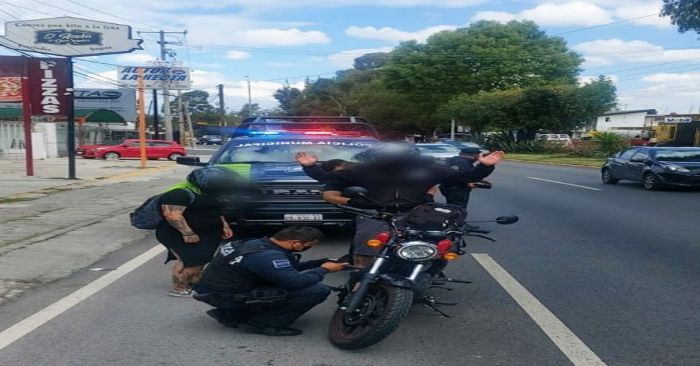 Detienen a dos ladrones de autopartes en Analco