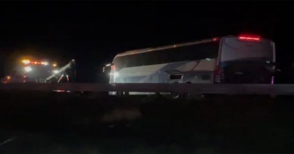 Bloquean carretera en Zacatecas, bajan pasajeros y queman camión