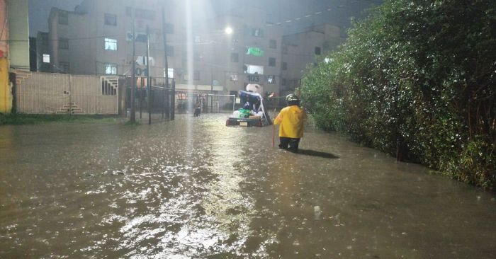 Se desbordó el río Alseseca y causó inundaciones en viviendas, escuelas y vehículos