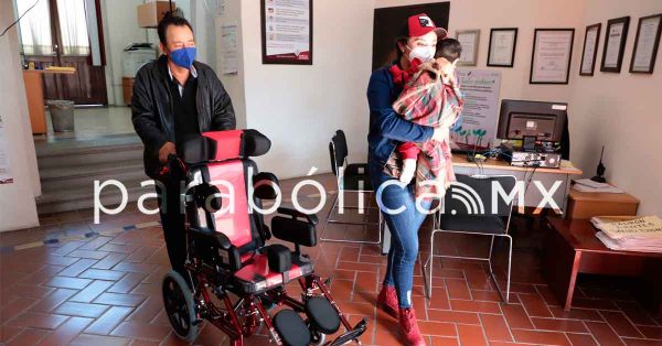 Entrega DIF silla de ruedas especializada a niño de Libres