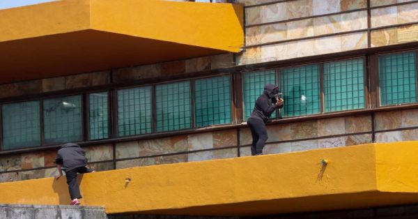 Irrumpen violentamente las oficinas de la UNAM; roban equipo y detonan explosivos