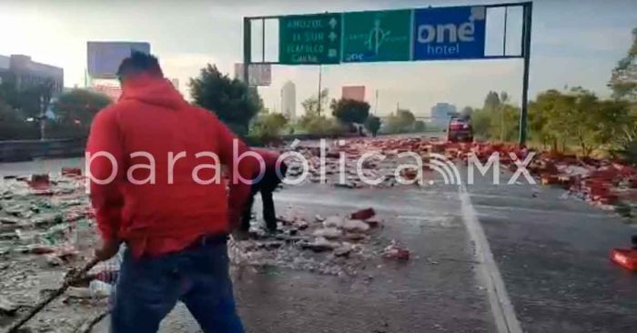 Vuelca camión refresquero en Periférico y colapsa la vialidad