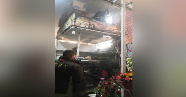 Se incendia local de mercado en Azcapotzalco