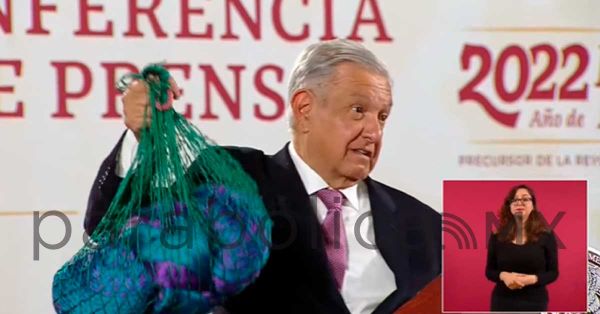 Regalan jóvenes hamaca a López Obrador tejida durante “años de prisión injusta”