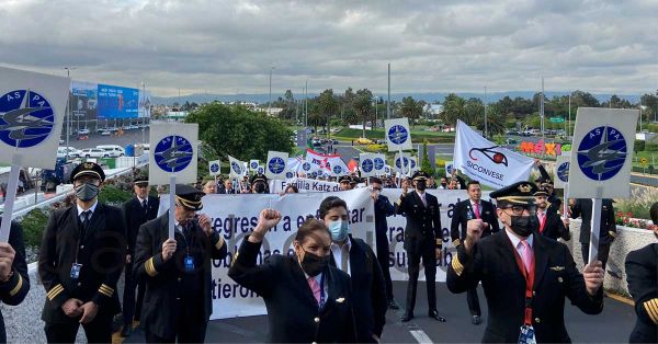 Protestan trabajadores del AICM por adeudados de Aeromar