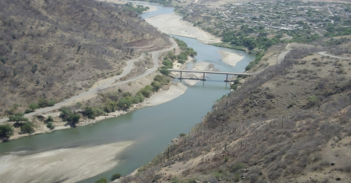 Localizan dos extremidades amarradas y cercenadas sobre el río Nexapa en San Nicolás Tolentino
