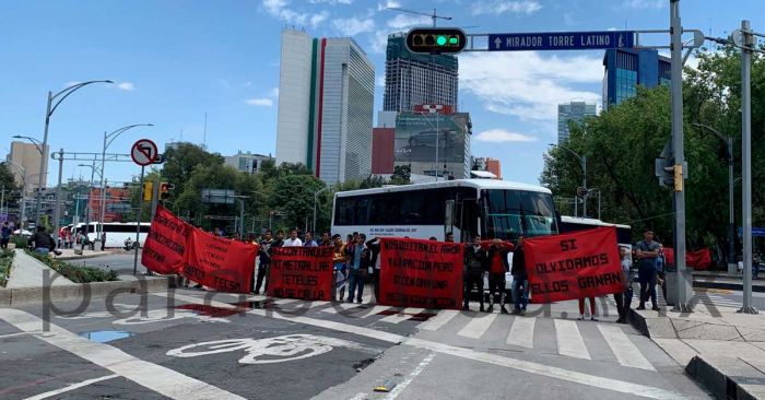 Bloquean normalistas poblanos Paseo de la Reforma e Insurgentes en CDMX