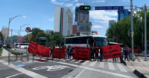 Bloquean normalistas poblanos Paseo de la Reforma e Insurgentes en CDMX