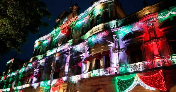 Se enciende Puebla capital con alumbrado decorativo por fiestas patrias