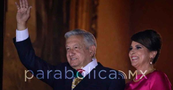 &quot;Muera la corrupción&quot;, lanza AMLO durante el Grito en Palacio Nacional