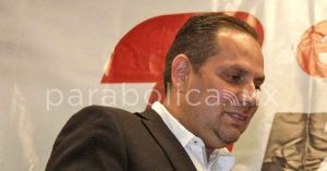 Tunden a Alejandro Carvajal; acusan falta de gestión en su distrito