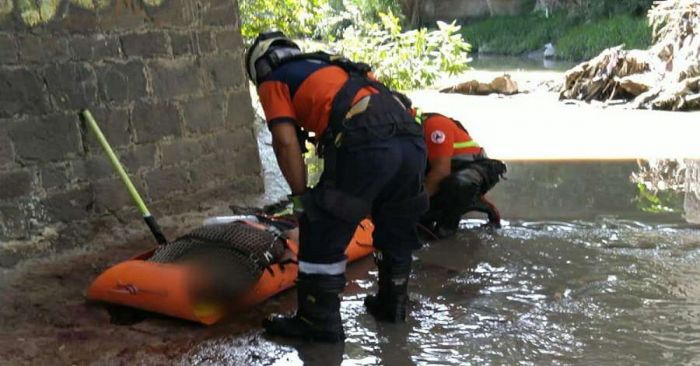 Rescatan a un hombre que cay&oacute; en la barranca La Ca&ntilde;ada, en Puebla
