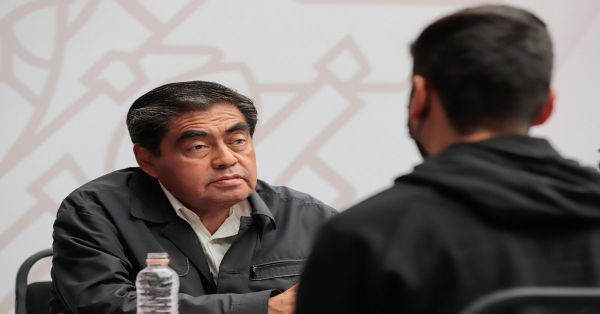 Llegan ciudadanos con diversas demandas en el "Martes Ciudadano"