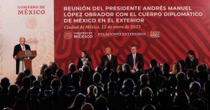 Se reúne López Obrador con embajadoras y cónsules de México