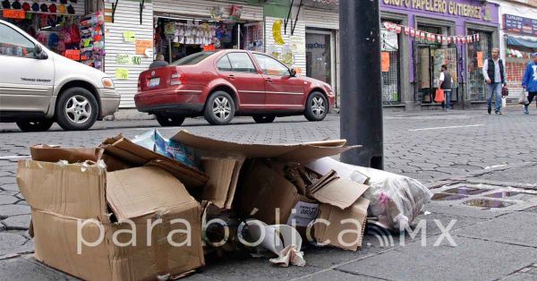Amanece el Centro Hist&oacute;rico entre escombro y montones de basura
