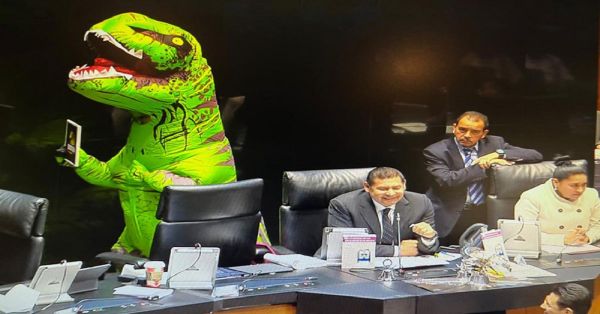 Llega Xóchitl Gálvez con disfraza de dinosaurio y toma tribuna del Senado