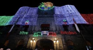 Iluminan el Centro Histórico y principales puntos con mil 700 adornos para el conmemorar las fiestas patrias