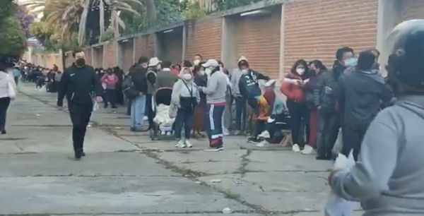 Imperan largas filas en arranque de aplicaci&oacute;n de segundas dosis antiCovid a menores