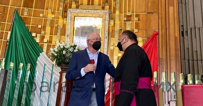 Visita Ken Salazar basílica de Guadalupe para pedir “un año de bendiciones”