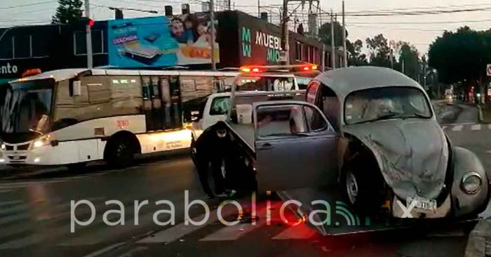 Choca y monta su auto sobre el camellón de la 11 sur