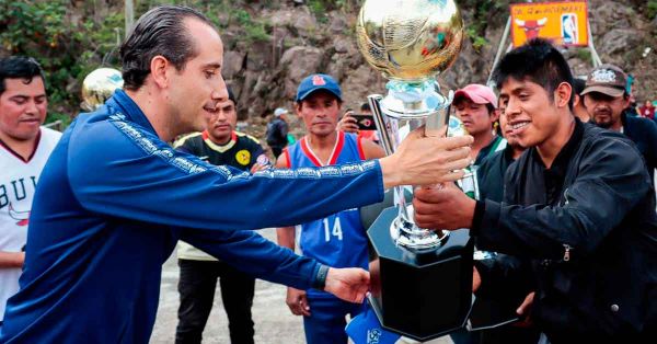 Repartir dinero no es suficiente, se necesita rescatar espacios p&uacute;blicos: Riestra