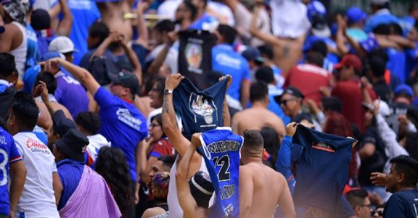 Protestó la afición de Cruz Azul en el Azteca durante juego ante Querétaro