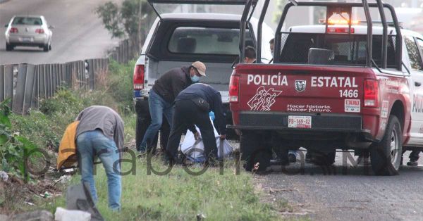 Muere conductor tras volcar en la autopista M&eacute;xico-Puebla