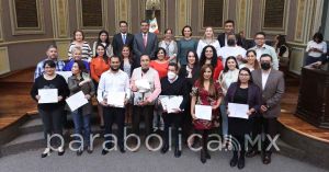 Premian diputados a ganadores del Concurso de Calaveritas Legislativas