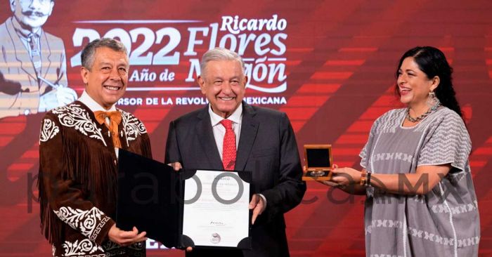 Entrega López Obrador Premio Nacional de Arte y Literatura