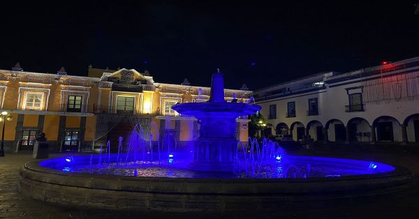 Iluminan de azul las fuentes principales de la capital poblana por época decembrina