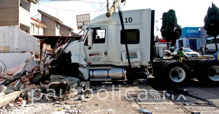 Tráiler derriba barda en la avenida Xonacatepec