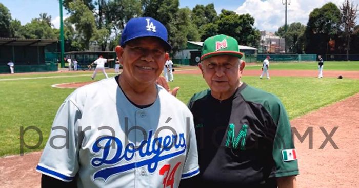 Presume AMLO juego con Fernando Valenzuela tras anunciar el regreso de la MLB a México