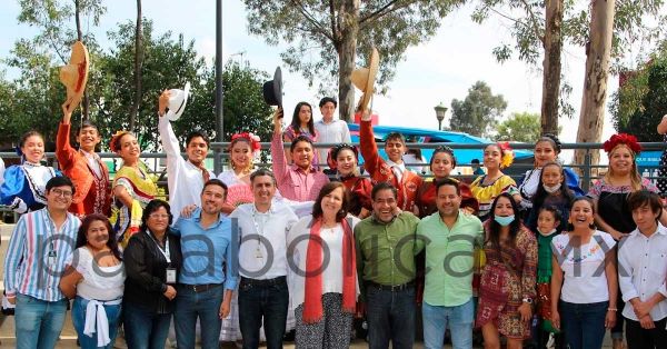 Llena Ayuntamiento de Puebla de colores patrios el parque biblioteca