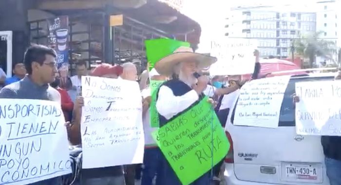 Presionan transportistas por aumento en la tarifa